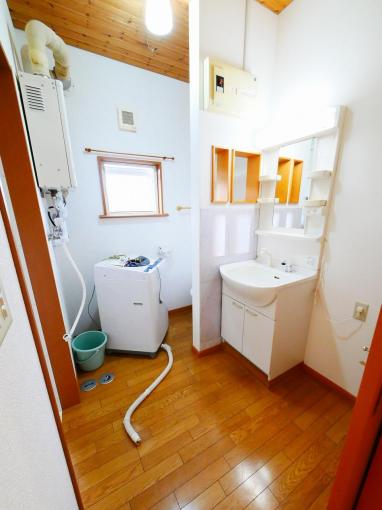 洗面脱衣所はこちらです。広いです。 洗面脱衣所はこちらです。広いです。
