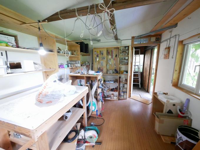 別棟の作業場です。色々収納できます! 別棟の作業場です。色々収納できます!