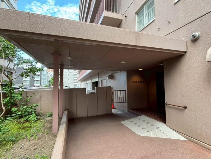 【外観】屋根付きのエントランスポーチ