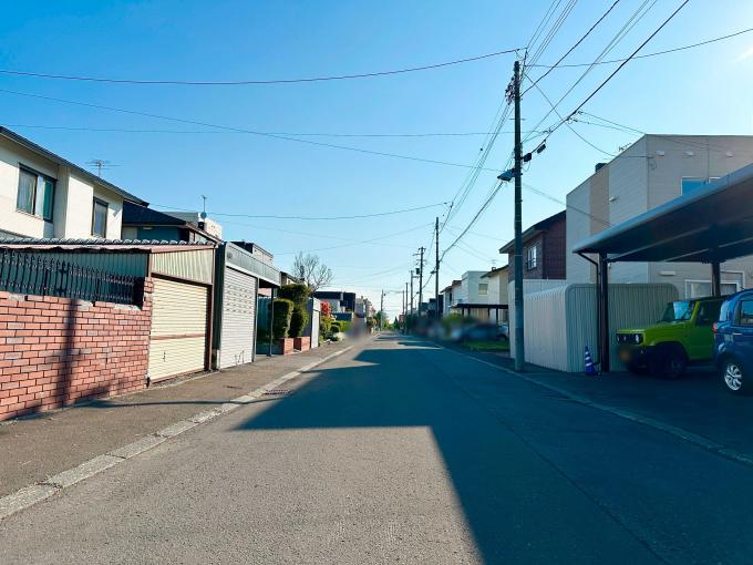 【前面道路】 前面道路はゆったりとした8mの公道。 【前面道路】 前面道路はゆったりとした8mの公道。