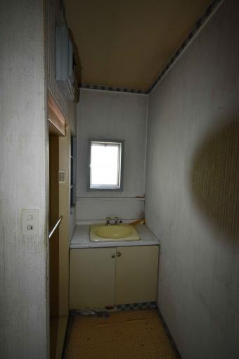 【洗面】正面に換気や採光に便利な小窓が配されています。 【洗面】正面に換気や採光に便利な小窓が配されています。
