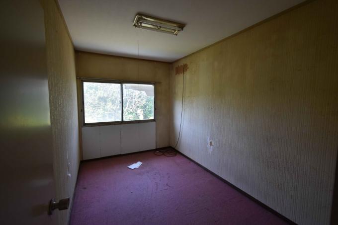【2F洋室】奥の壁面に腰窓が設置 【2F洋室】奥の壁面に腰窓が設置