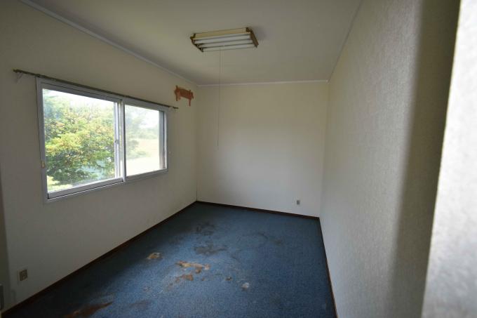 【2F洋室】左側の壁面に引き違い窓が設置 【2F洋室】左側の壁面に引き違い窓が設置