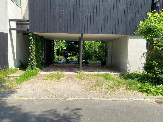 屋根付き駐車スペース2台 横付けで追加1台駐車可能 屋根付き駐車スペース2台 横付けで追加1台駐車可能