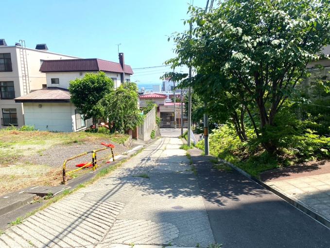 ※前面道路には傾斜があります ※前面道路には傾斜があります
