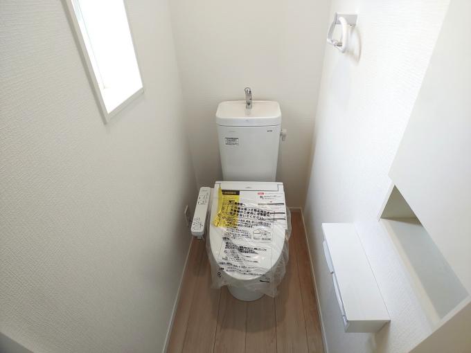 トイレにも採光窓有り トイレにも採光窓有り