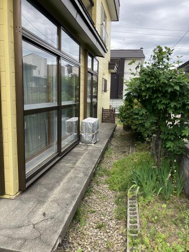 玄関から庭へ行くアプローチ。 玄関から庭へ行くアプローチ。