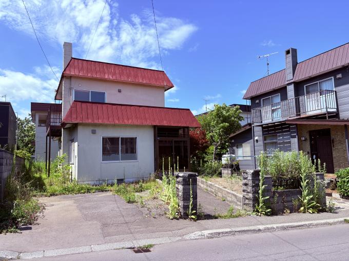 【現地土地写真】解体更地渡しで引渡し可能な約57坪の土地。 【現地土地写真】解体更地渡しで引渡し可能な約57坪の土地。