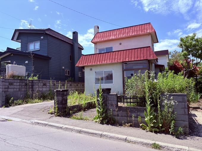 【現地土地写真】南東側8mの公道。駐車もスムーズ。 【現地土地写真】南東側8mの公道。駐車もスムーズ。