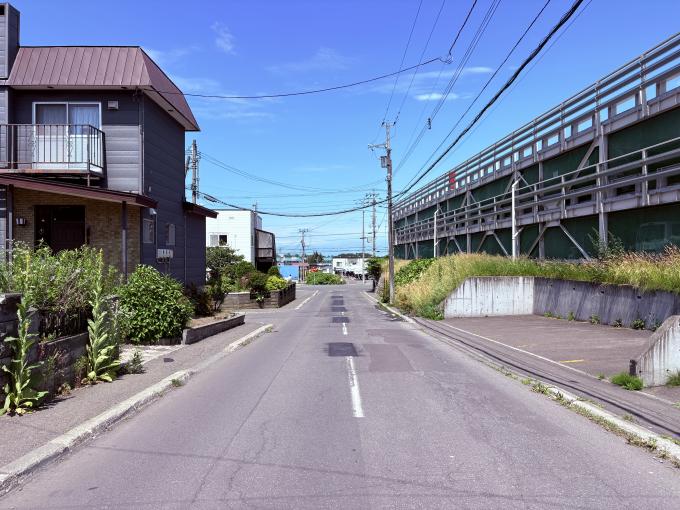 【前面道路】約57坪の解体更地渡し土地。 【前面道路】約57坪の解体更地渡し土地。