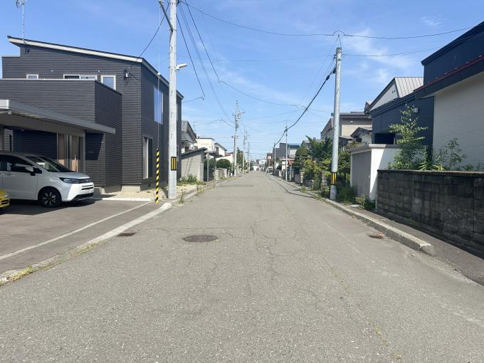 【前面道路】隣接する建物と距離が取りやすく通風も良好 【前面道路】隣接する建物と距離が取りやすく通風も良好