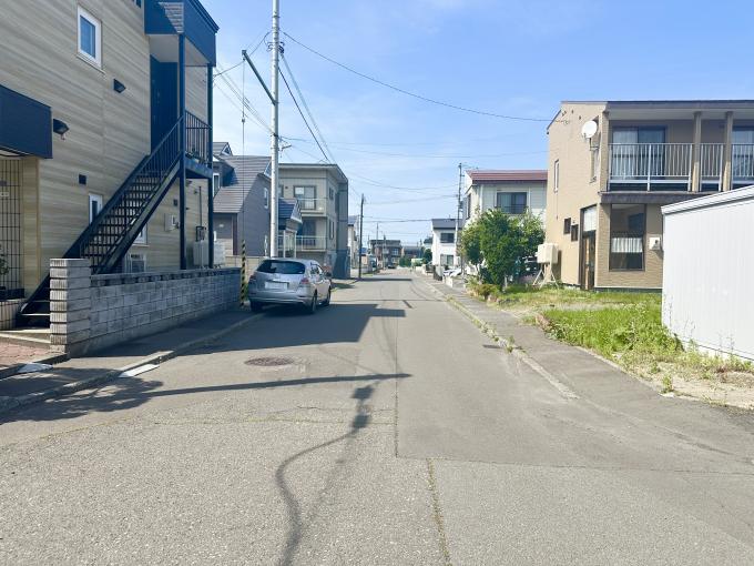 【前面道路】公園や商業施設、学校が身近 【前面道路】公園や商業施設、学校が身近