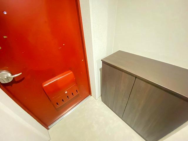 【玄関】赤いドアが印象的です♪ 【玄関】赤いドアが印象的です♪