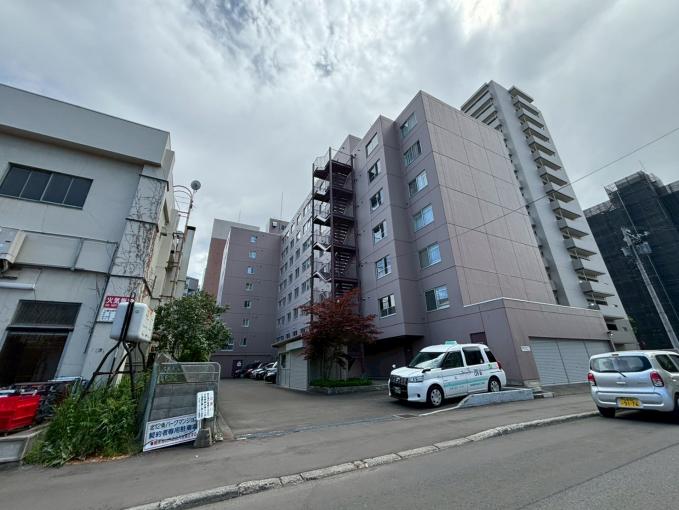 【外観】建物裏側 敷地内駐車場 【外観】建物裏側 敷地内駐車場