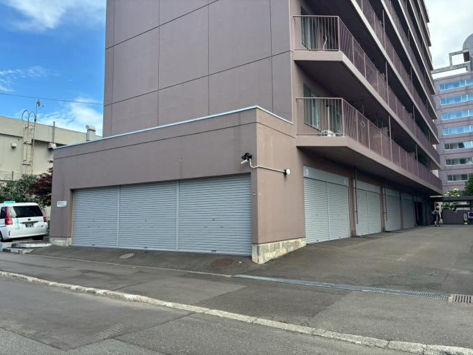 【外観】シャッター付きの駐輪場 【外観】シャッター付きの駐輪場