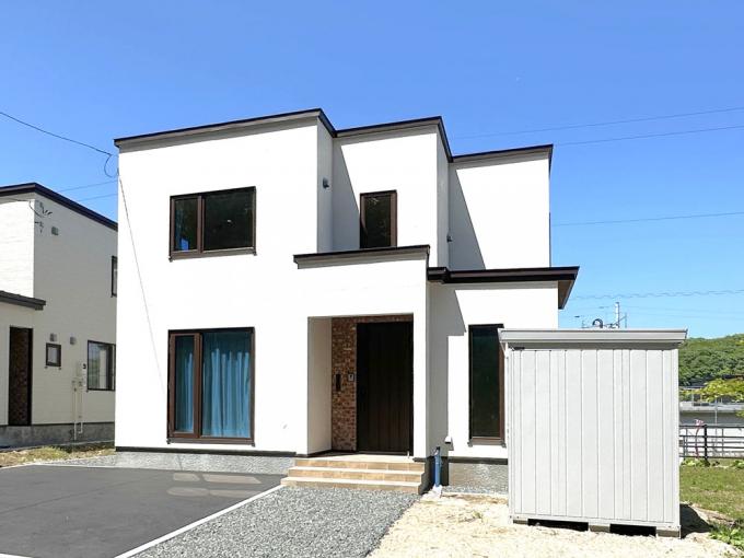 オフホワイト系の親しみやすい塗り壁風の外観。 オフホワイト系の親しみやすい塗り壁風の外観。