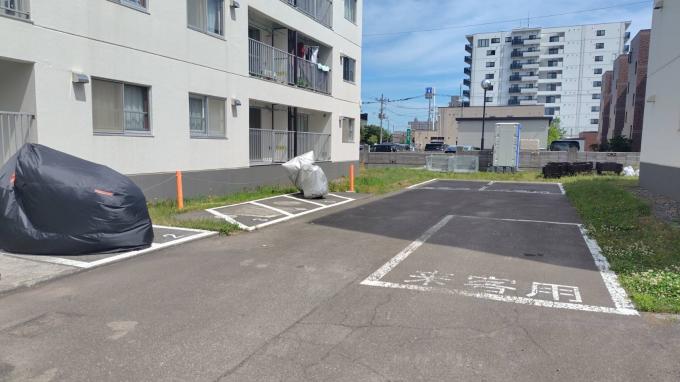 【来客者駐車場】敷地内に来客用の駐車スペースが完備 【来客者駐車場】敷地内に来客用の駐車スペースが完備