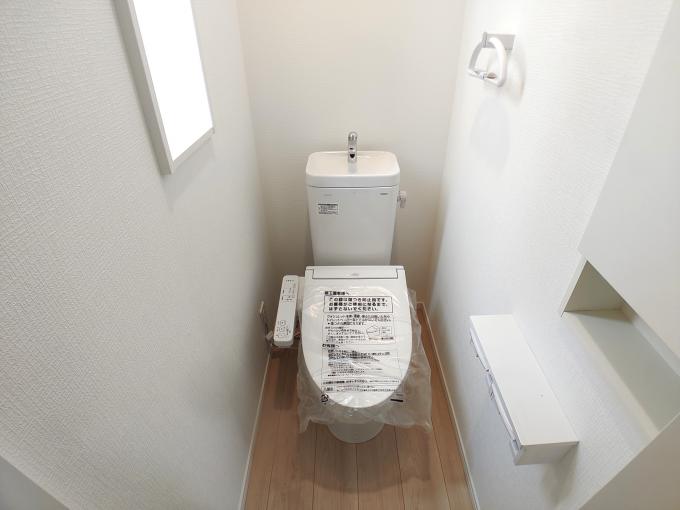 トイレにも採光窓有り