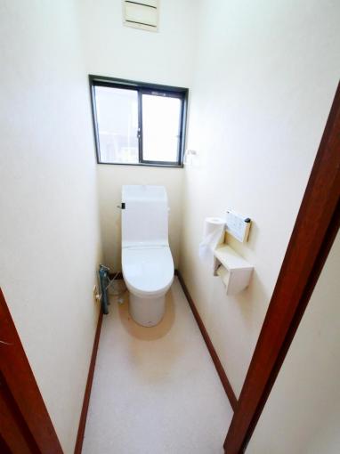 トイレはウォシュレット一体型です。窓も有ります。