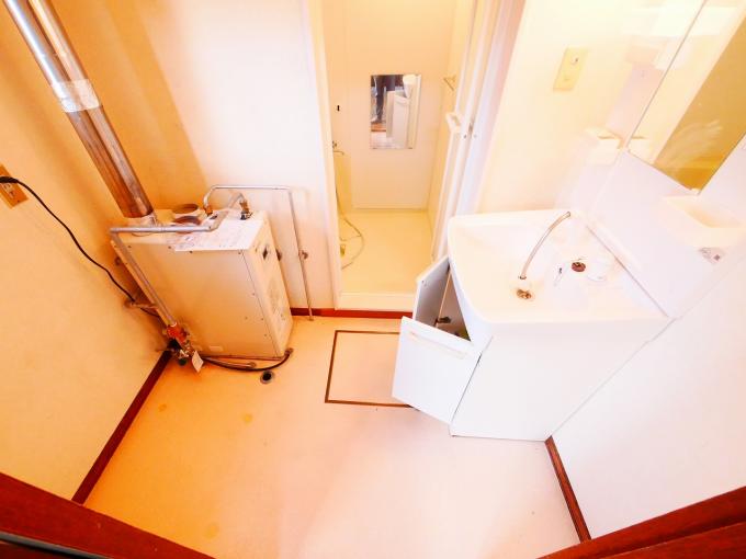 洗面脱衣です。給湯器は2023年製