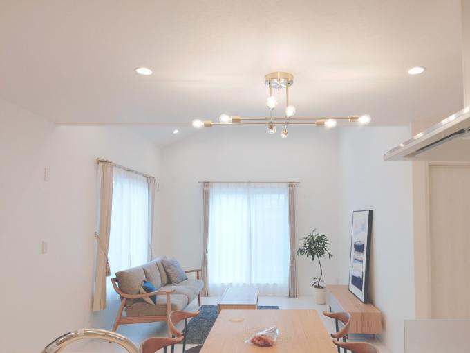 リビング部分は、三角屋根の傾斜を利用した高天井です。 リビング部分は、三角屋根の傾斜を利用した高天井です。