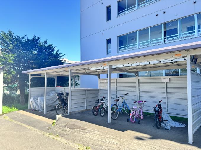 【駐輪場】大切な自転車を雨や雪、直射日光から守ってくれます。 【駐輪場】大切な自転車を雨や雪、直射日光から守ってくれます。