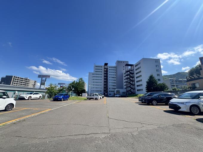 【駐車場】敷地内に広々と確保された平置きの駐車場 【駐車場】敷地内に広々と確保された平置きの駐車場