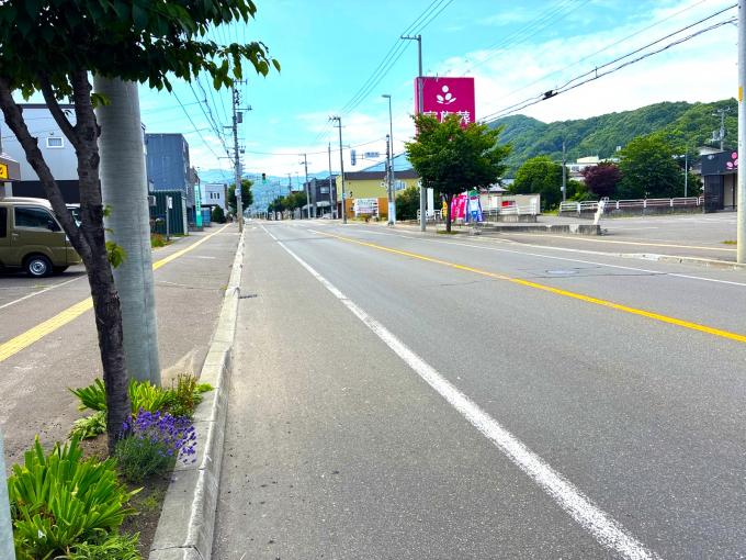 前面道路は幅員約18.1mある通称:手稲左股通です 前面道路は幅員約18.1mある通称:手稲左股通です