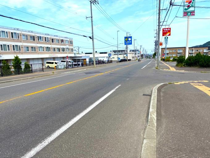 道路沿いにコンビニ、2つのドラッグストアがあります 道路沿いにコンビニ、2つのドラッグストアがあります