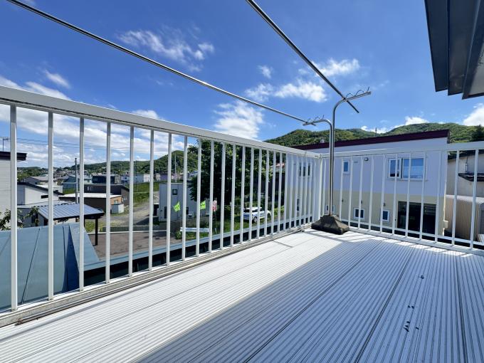 【バルコニー】青空と緑の山々を望むバルコニー付き物件! 【バルコニー】青空と緑の山々を望むバルコニー付き物件!
