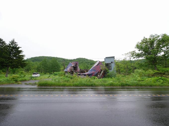 国道の東側は元は母屋がありましたが、現在は崩壊 国道の東側は元は母屋がありましたが、現在は崩壊