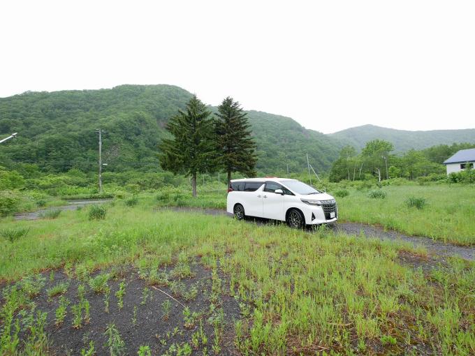 こちら側の土地は一部アスファルト舗装されております。 こちら側の土地は一部アスファルト舗装されております。
