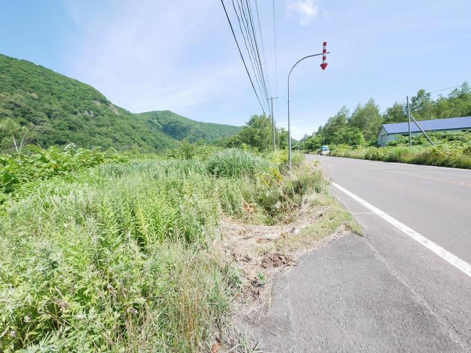 国道の両側に跨って敷地となります。