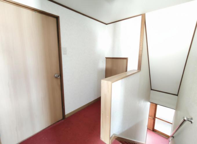 【2階廊下】赤い絨毯で旅館のような重厚感ある雰囲気☆ 【2階廊下】赤い絨毯で旅館のような重厚感ある雰囲気☆
