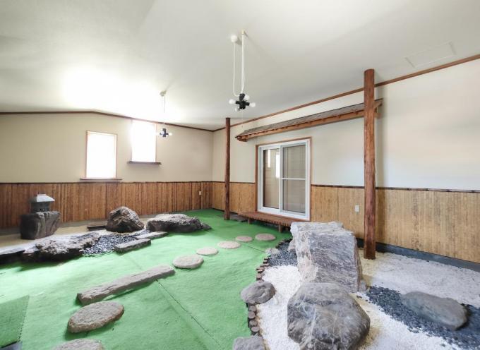 【ガレージ内①】ガレージ内に造られた枯山水風の空間!雨の日でもお庭散策の気分を味わえます♪ 【ガレージ内①】ガレージ内に造られた枯山水風の空間!雨の日でもお庭散策の気分を味わえます♪