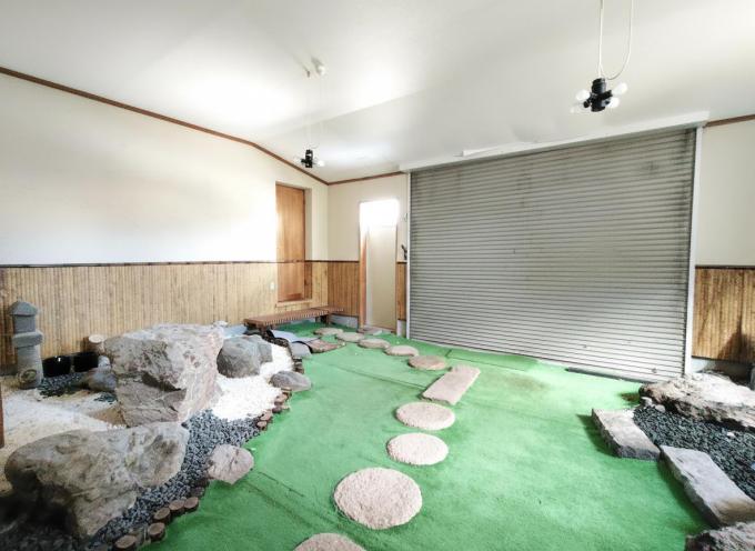 【ガレージ内②】1階和室から玄関ホールへ出られるよう飛び石で道が付けられています◎ 【ガレージ内②】1階和室から玄関ホールへ出られるよう飛び石で道が付けられています◎