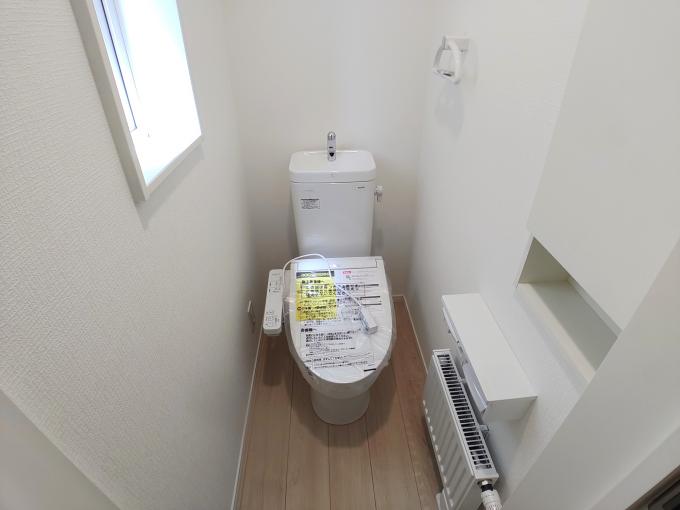 トイレにも採光窓有り(完成済み物件写真) トイレにも採光窓有り(完成済み物件写真)