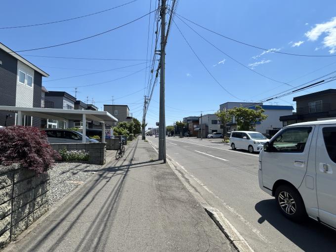 前面道路は幅員約20ｍあり採光良好です