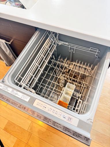 【食器洗い乾燥機】写真はCG加工済。