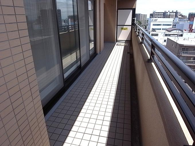 南東から南西には広々としたパノラマバルコニー