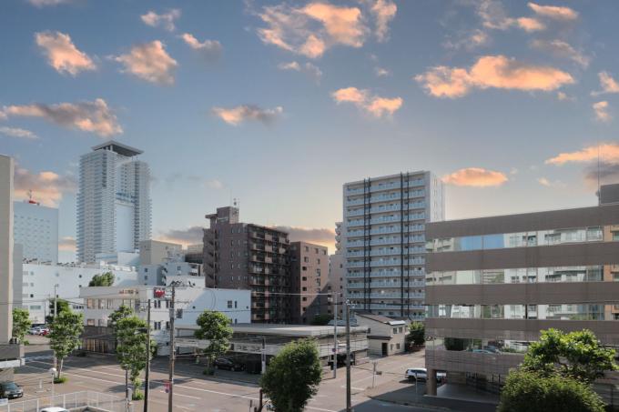 西向きバルコニー　駅直結タワーマンションが望めます