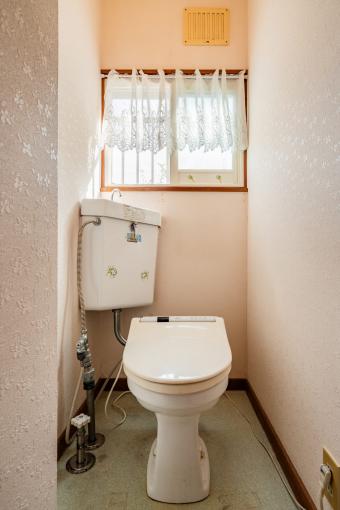 窓があるので明るく、換気もしやすいトイレ