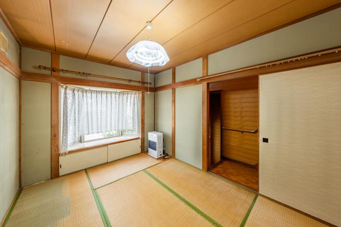 東向き約6畳の和室。階段の途中に配置されています