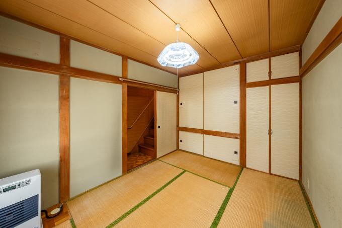 東向き約6畳の和室。かなり大きな押入れがあります