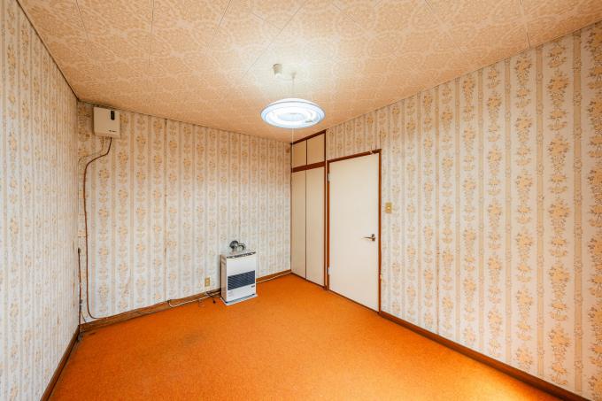 出入り口の奥には奥行のある収納もあります。