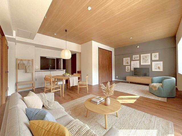 【リビング】シックな色合いのクロス・建具で落ち着いた空間♪