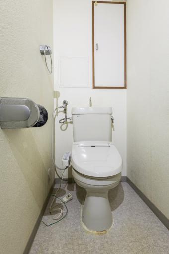 トイレの上部には小さいながらも収納があります。 トイレの上部には小さいながらも収納があります。