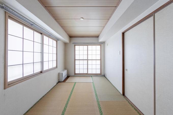 リビング横の和室約6畳。東と北に窓がある角部屋です リビング横の和室約6畳。東と北に窓がある角部屋です