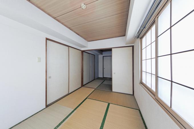 奥の襖を開けるとさらに約6畳の和室があります 奥の襖を開けるとさらに約6畳の和室があります