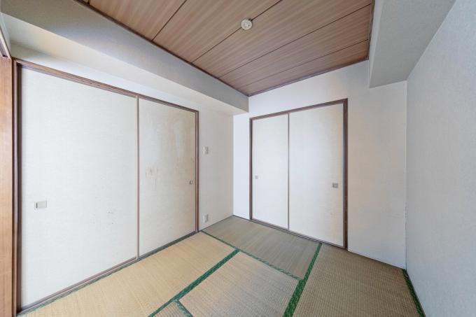 奥側の和室には押入れサイズの収納があります。 奥側の和室には押入れサイズの収納があります。